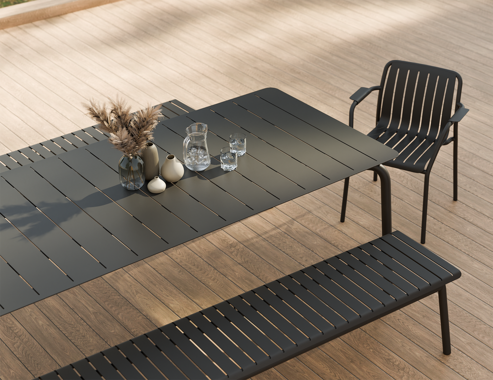 Lifestyle: Roku Outdoor Armchair in alfresco dining setting